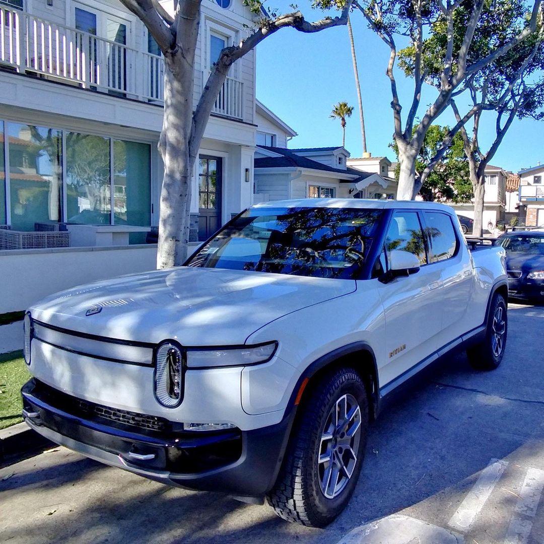 Rivian R1T R1S GLACIER WHITE R1T  Photos 272281015_394263899139201_2700133754295982083_n