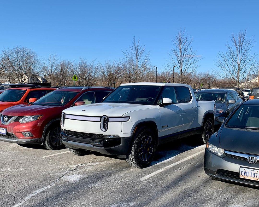 Rivian R1T R1S GLACIER WHITE R1T  Photos 272244570_439792701120005_7401225062645487797_n