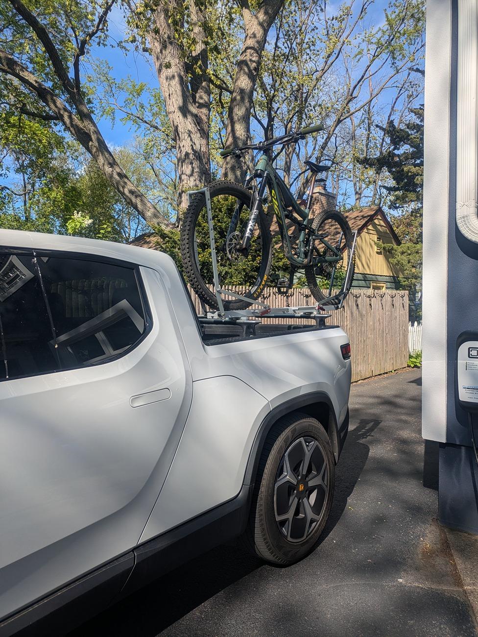 Rivian R1T R1S 1up rack fitment on bed crossbars PXL_20250503_205112223.MP