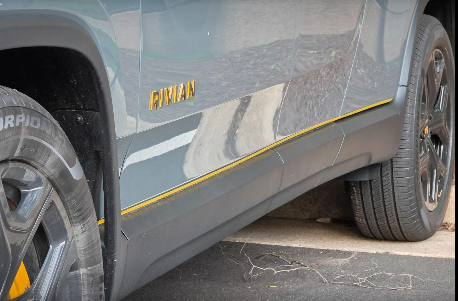 Rivian R1T R1S Front appearance improvement with vinyl on front light bar + side stripes! pUySC3UWzIBMhFQvoMjQEcw?key=6e93Z3SeBES4DT0hpcxnfQ