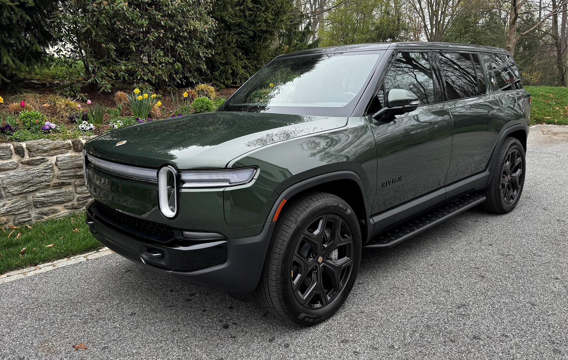 Rivian R1T R1S Best Running Boards for 2025 Rivian R1S - recommendations? 01CaseyRussel-Green2025R1S