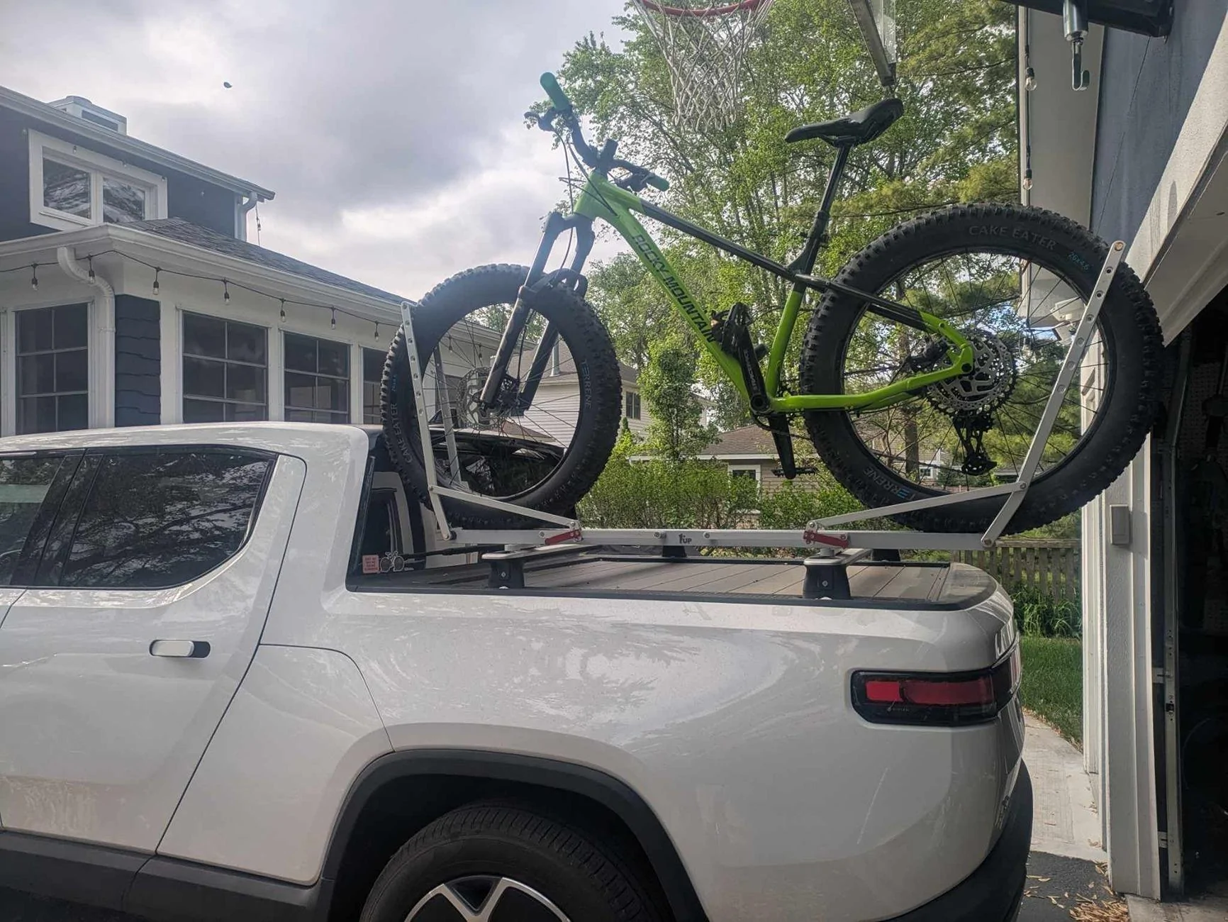 Rivian R1T R1S 1up rack fitment on bed crossbars 1000004000