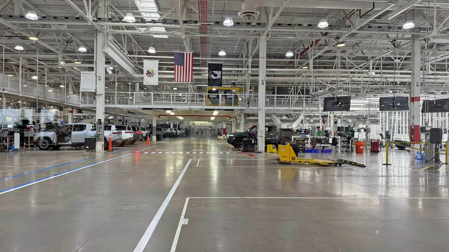 Rivian R1T R1S Factory tour videos & pics + Gen2 Quad spotted in new color (Launch Green?) GrZsvLaXYAAjpbY
