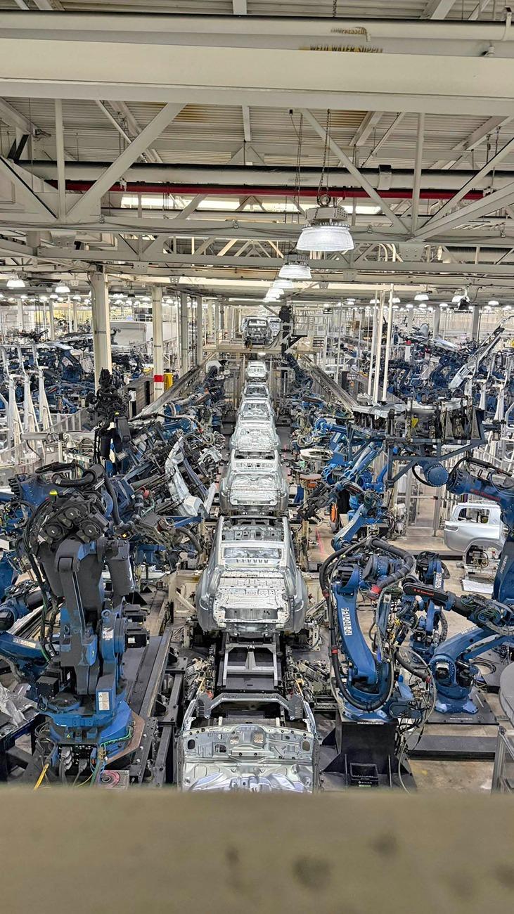 Rivian R1T R1S Factory tour videos & pics + Gen2 Quad spotted in new color (Launch Green?) GrZ9BN9WUAAWZg8