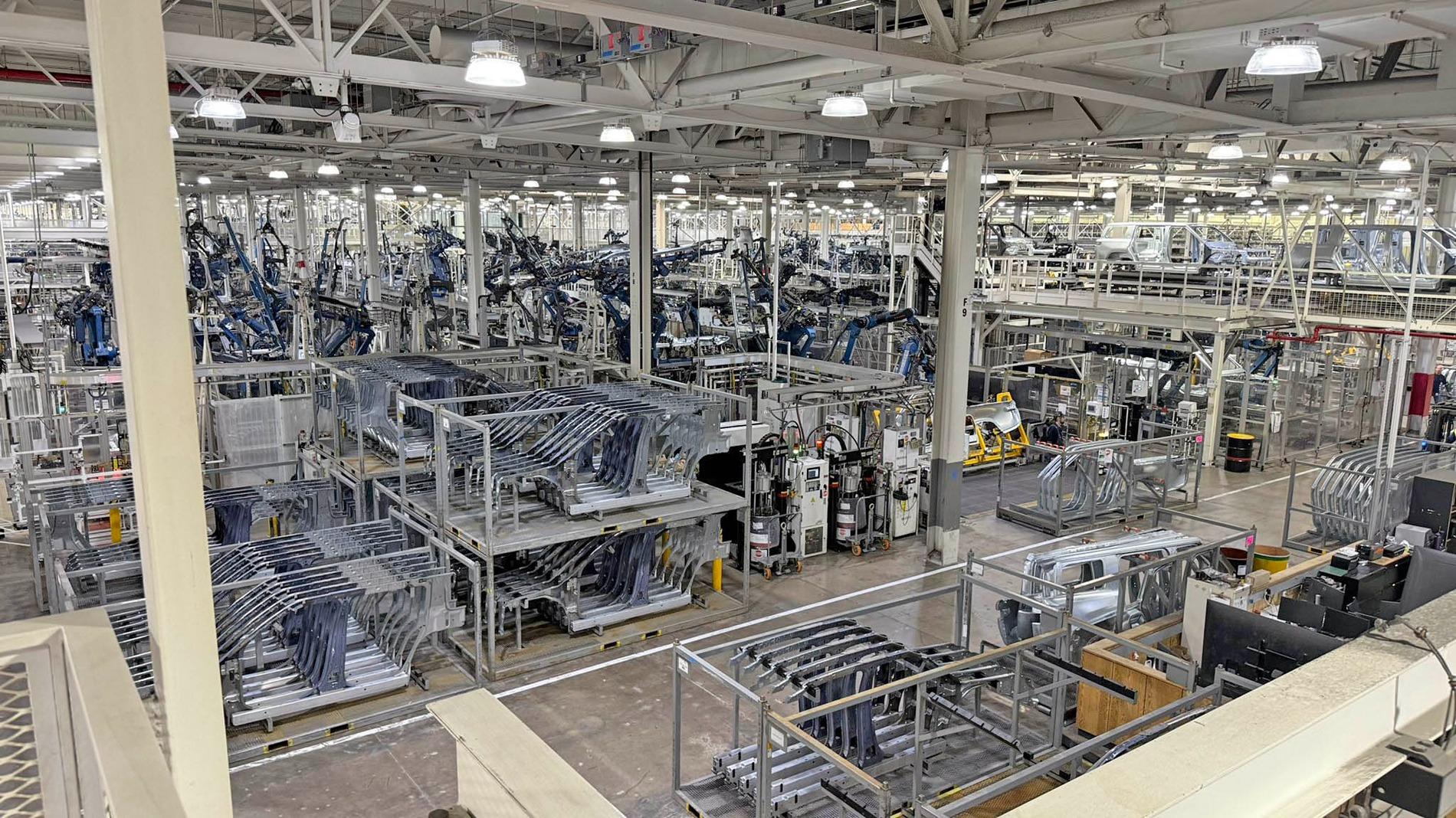 Rivian R1T R1S Factory tour videos & pics + Gen2 Quad spotted in new color (Launch Green?) GrZ9BOfXsAA3W4F
