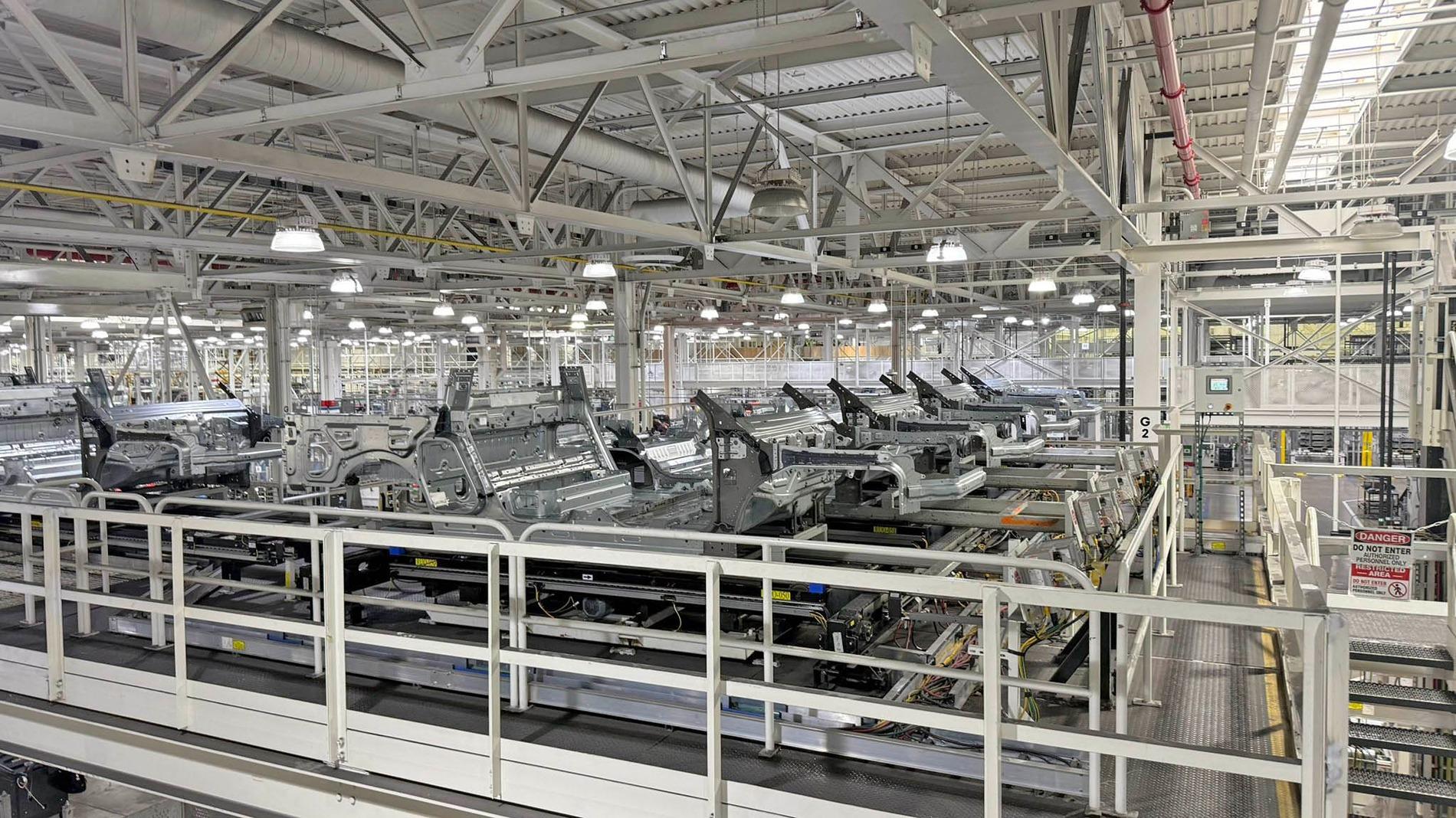 Rivian R1T R1S Factory tour videos & pics + Gen2 Quad spotted in new color (Launch Green?) GrZ9BOOXoAAffPl