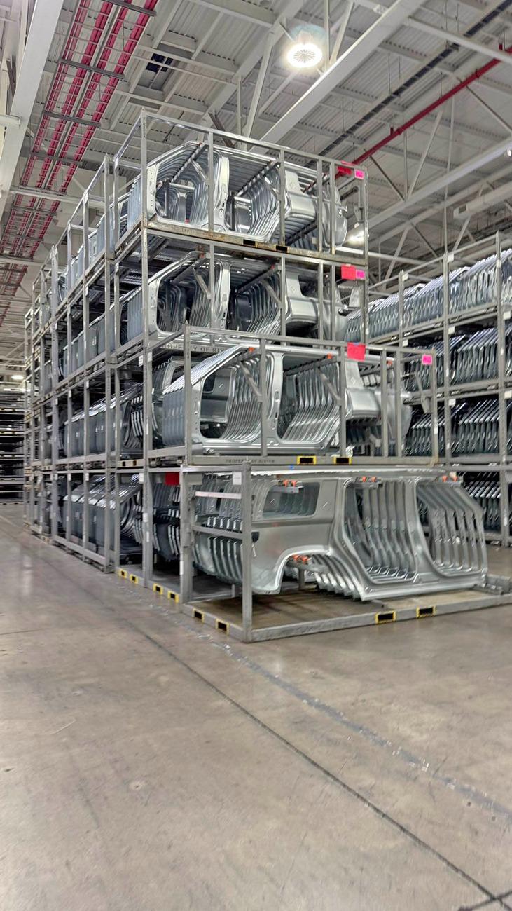 Rivian R1T R1S Factory tour videos & pics + Gen2 Quad spotted in new color (Launch Green?) Granb8KXQAA-Vh