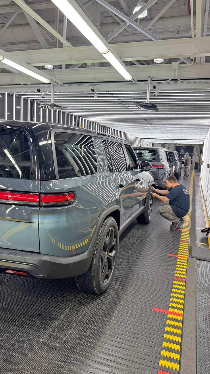 Rivian R1T R1S Factory tour videos & pics + Gen2 Quad spotted in new color (Launch Green?) Granb73XkAAHPiH