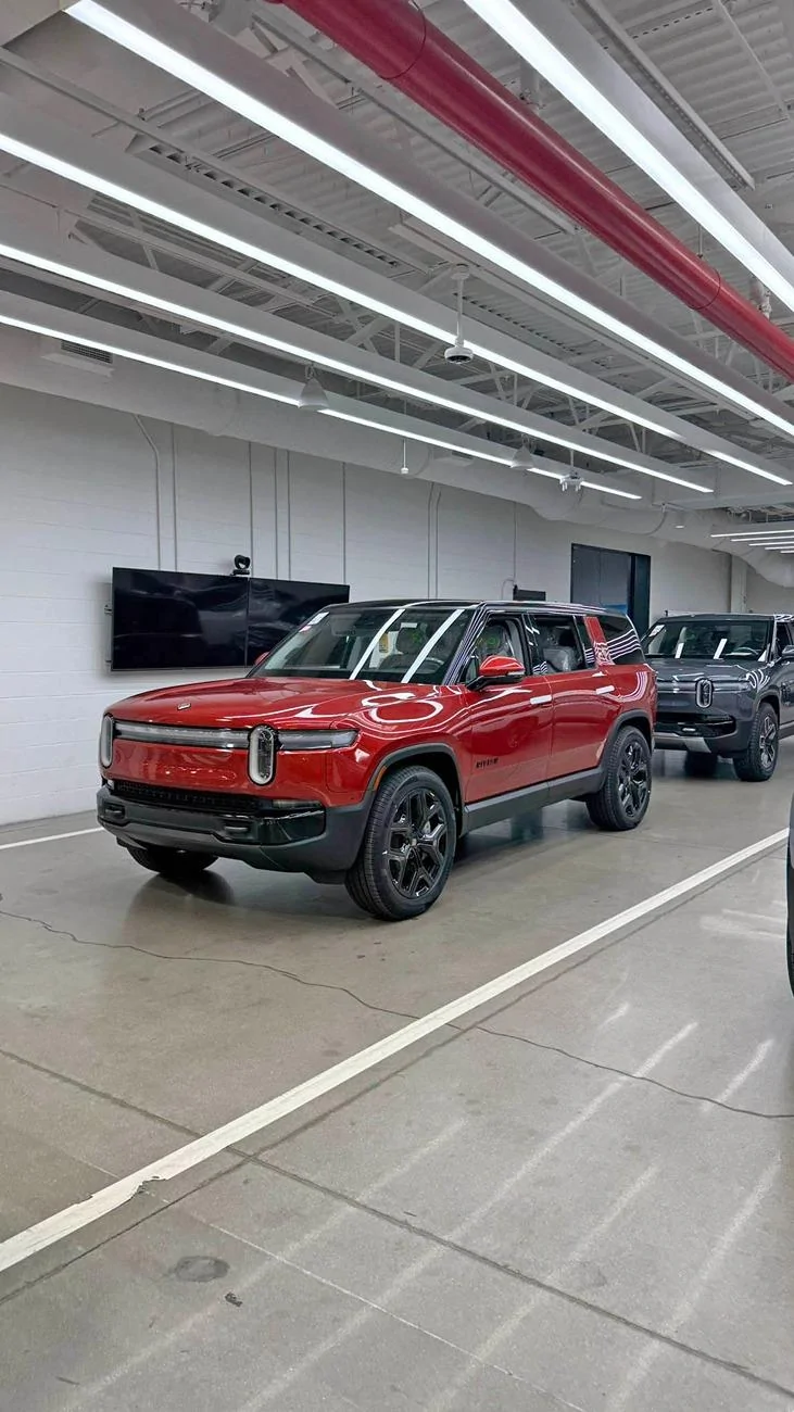 Rivian R1T R1S Factory tour videos & pics + Gen2 Quad spotted in new color (Launch Green?) Granb8BWMAAs5zv