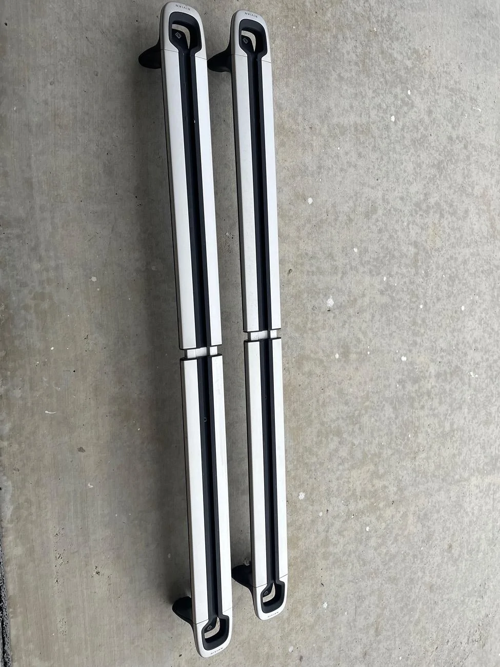 Rivian R1T R1S Silver crossbars IMG_9253