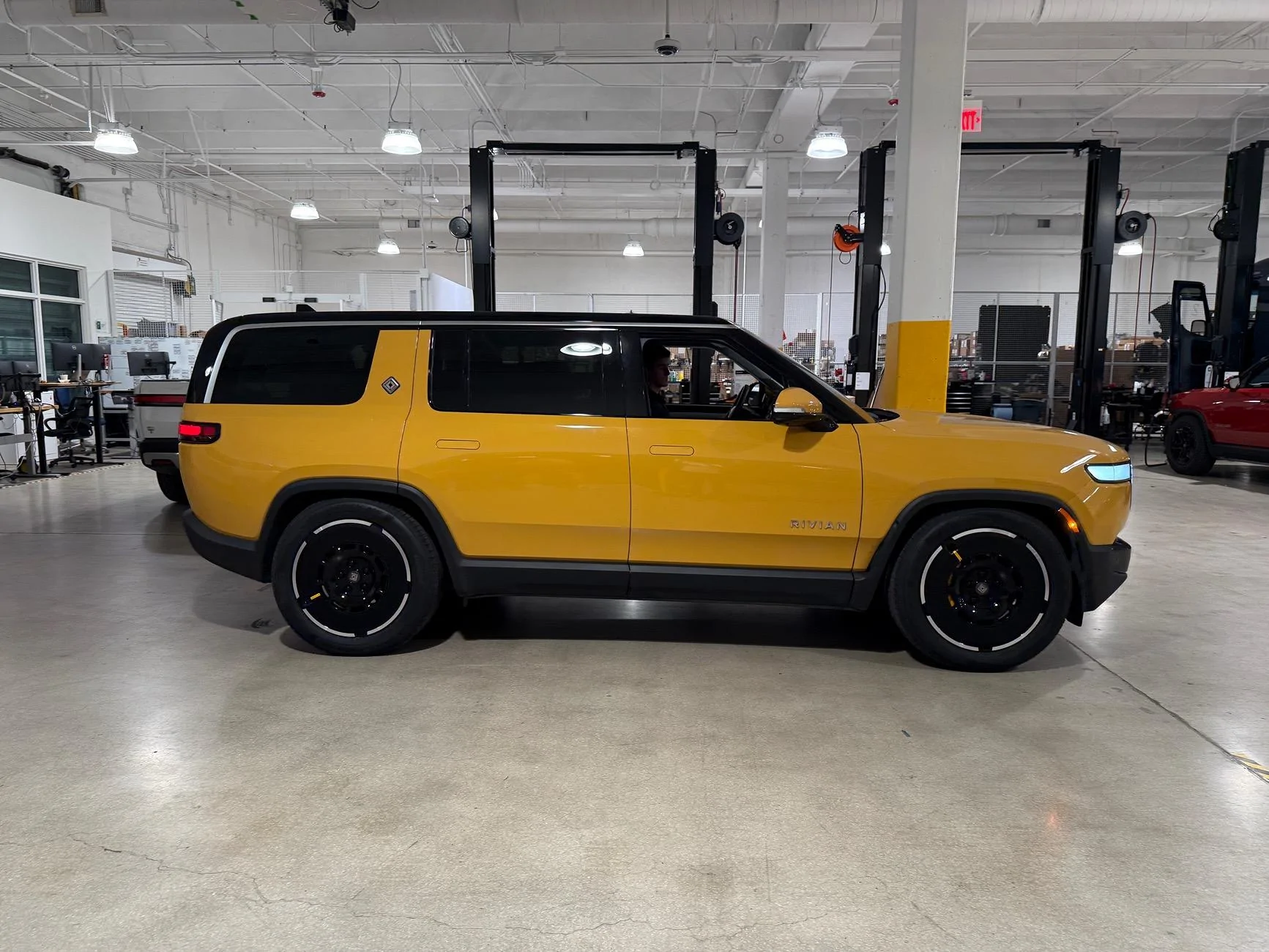 Rivian R1T R1S Gen2 22" Range Wheels ARE compatible with Gen1... IMG_4758