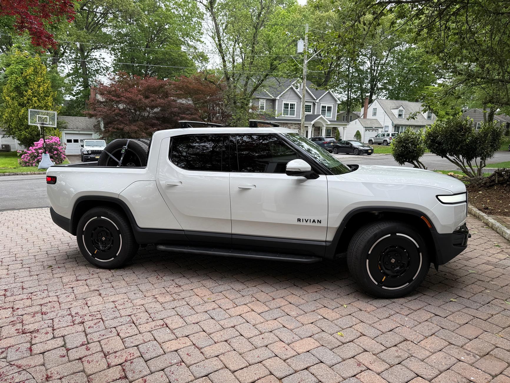 Rivian R1T R1S Gen2 22" Range Wheels ARE compatible with Gen1... IMG_2390