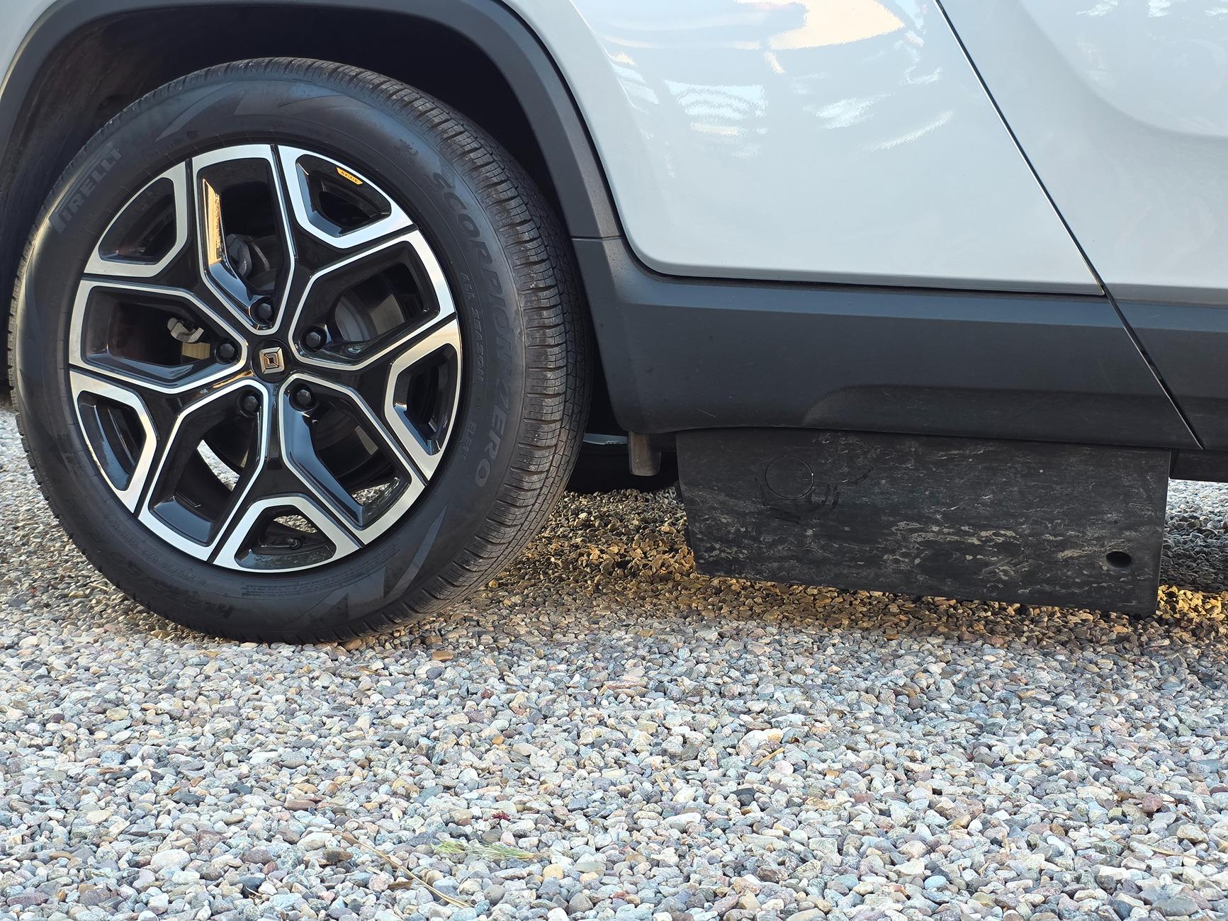 Rivian R1T R1S Underbody panel bolt fell out 1000038902