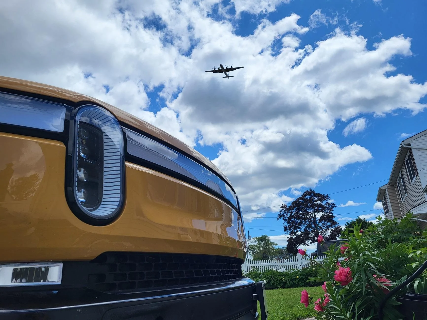 Rivian R1T R1S ? COMPASS YELLOW R1S  Photos 20250524_115259