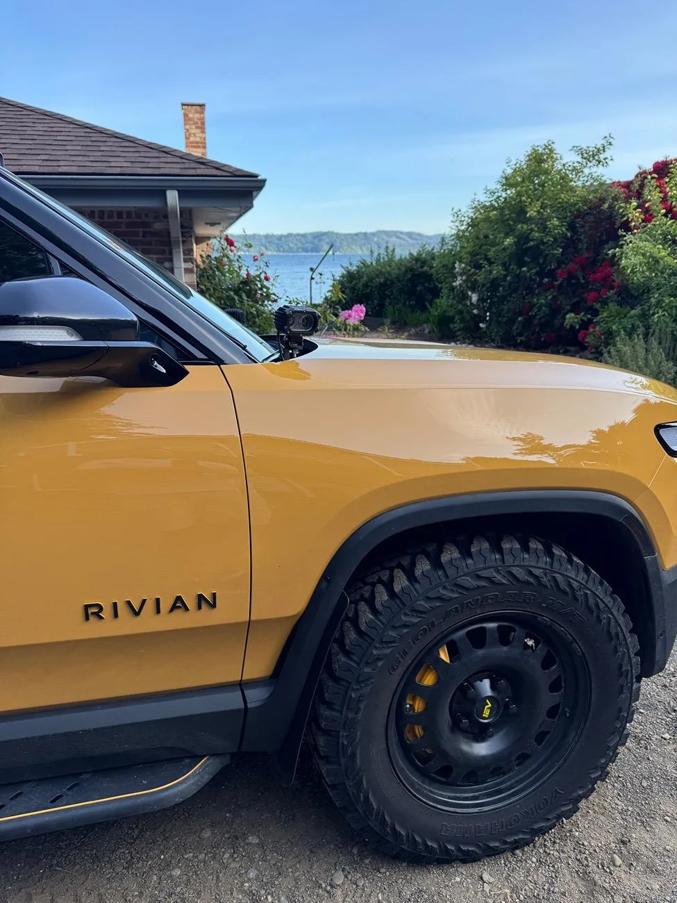 Rivian R1T R1S ? COMPASS YELLOW R1S  Photos IMG_5727