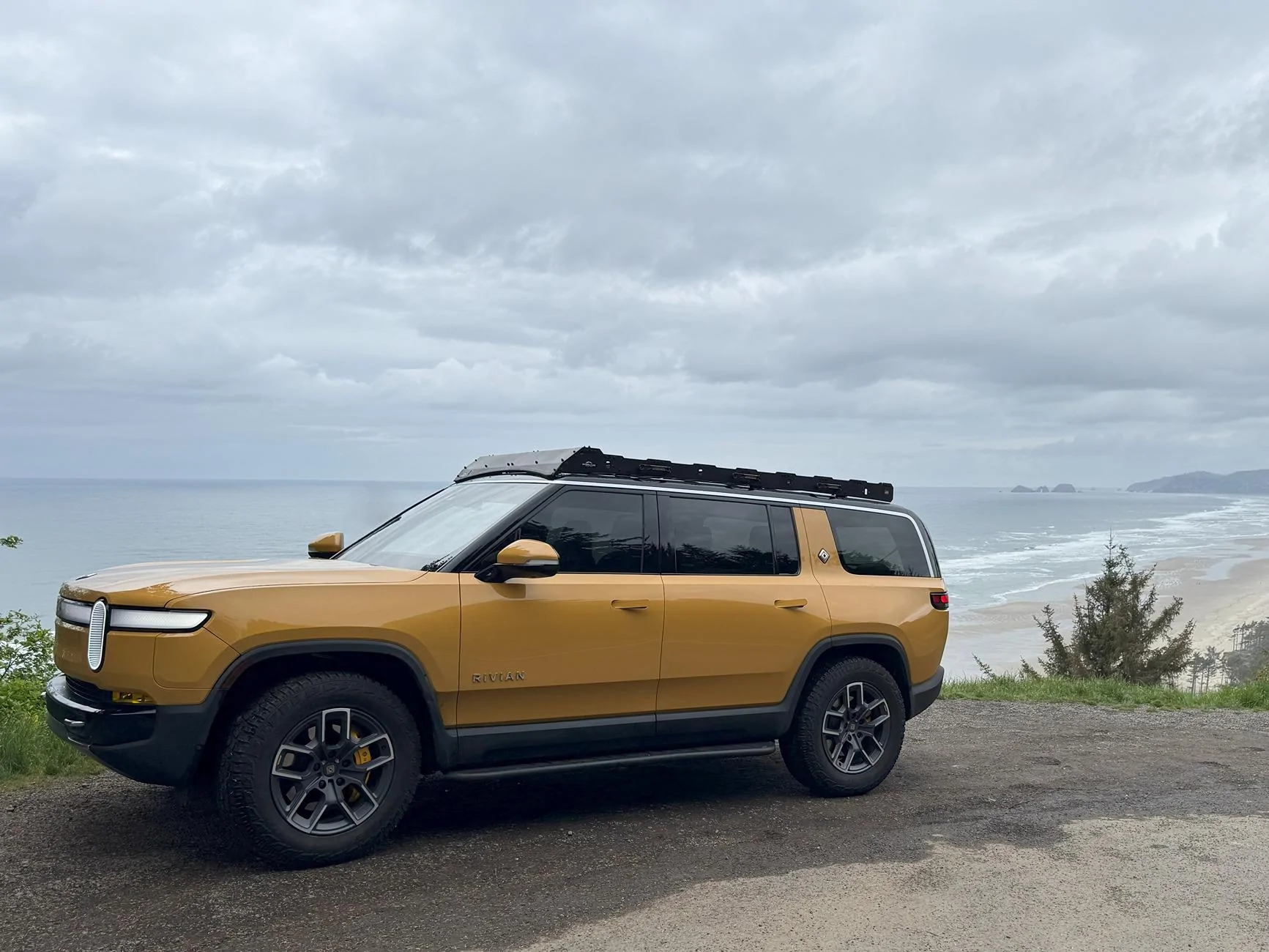 Rivian R1T R1S ? COMPASS YELLOW R1S  Photos IMG_2448(1)