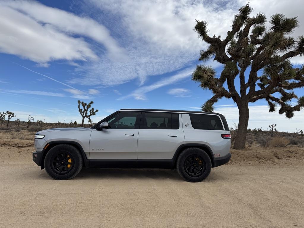 Rivian R1T R1S Gen 1 Quad -> California Dune Edition FA465881-2482-44E3-BA34-317EAF4D234A_1_105_c