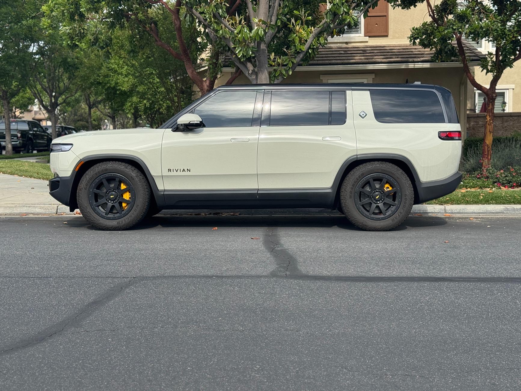 Rivian R1T R1S Gen 1 Quad -> California Dune Edition BB133CA3-1DDE-4A30-B842-2ADE8537D825