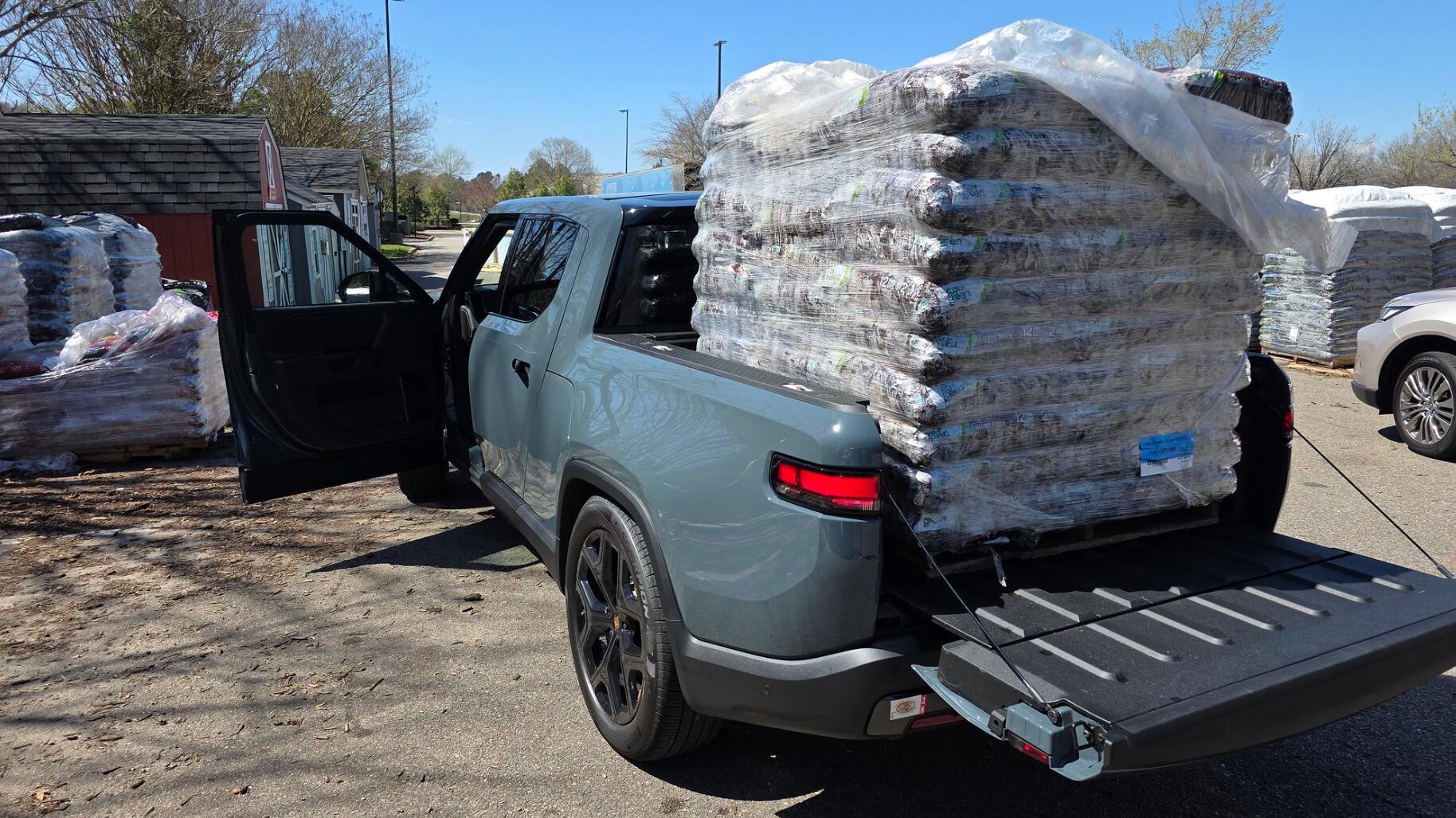 Rivian R1T R1S What Are You Hauling (or Hauled) in your Rivian? 🦾 1748480860721-ki
