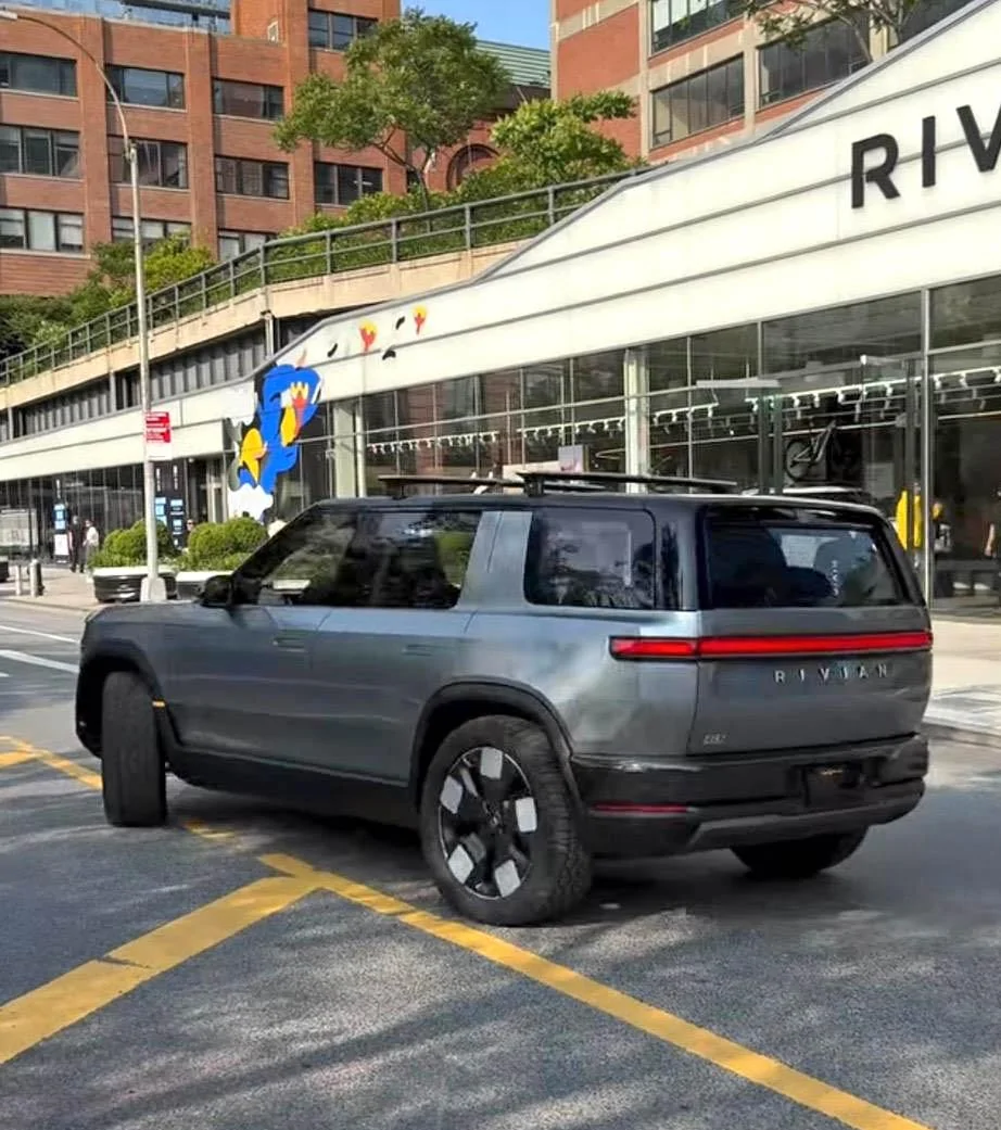 Rivian R1T R1S R2 in new gray / silver color - video & photos (updated with in-studio look) r2 el cap granite 1