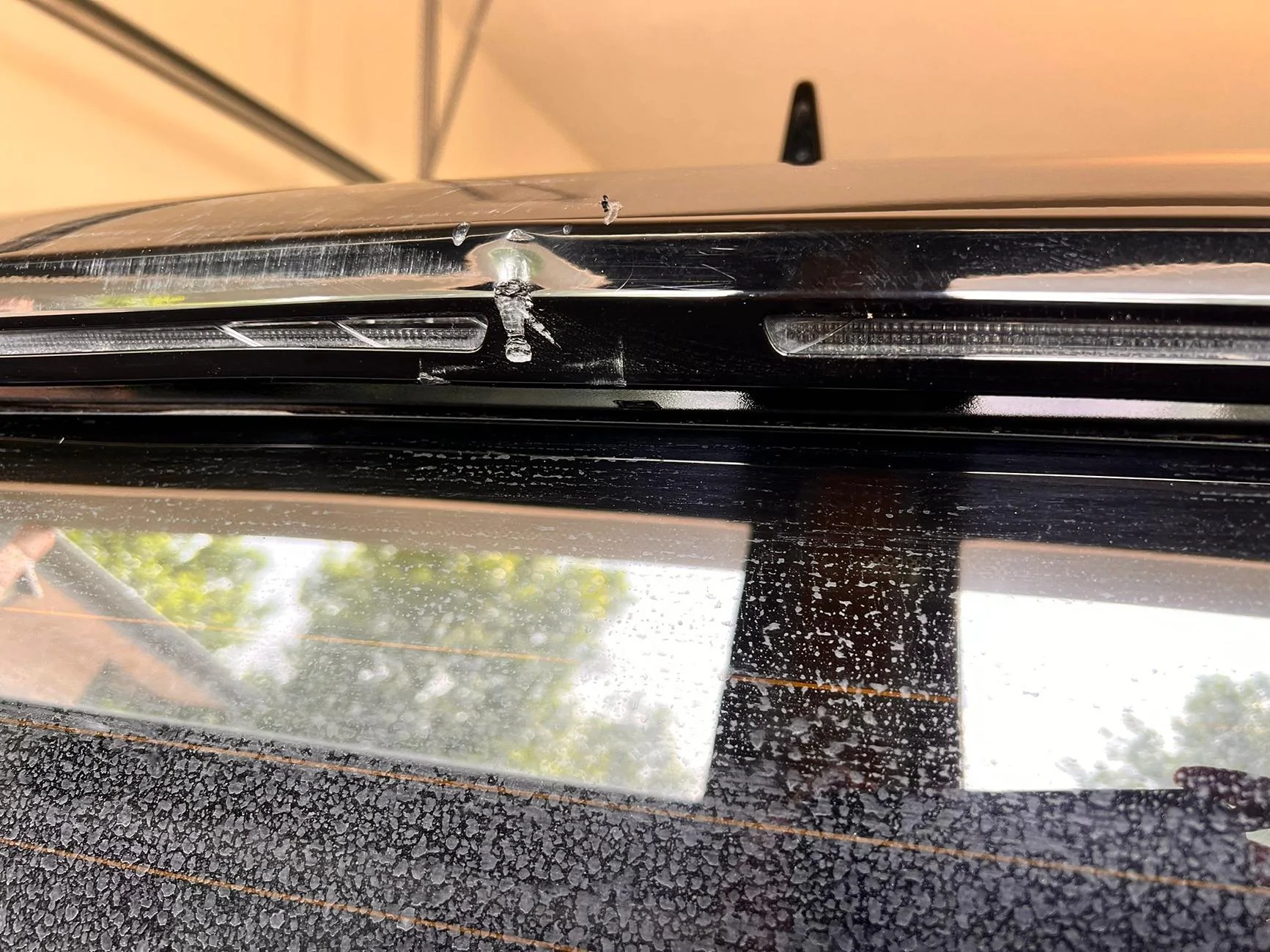 Rivian R1T R1S LF: Repair recommendations for R1S tailgate trim IMG-20250604-WA0011