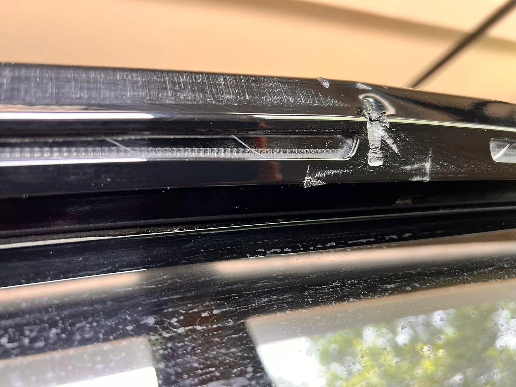Rivian R1T R1S LF: Repair recommendations for R1S tailgate trim IMG-20250604-WA0013