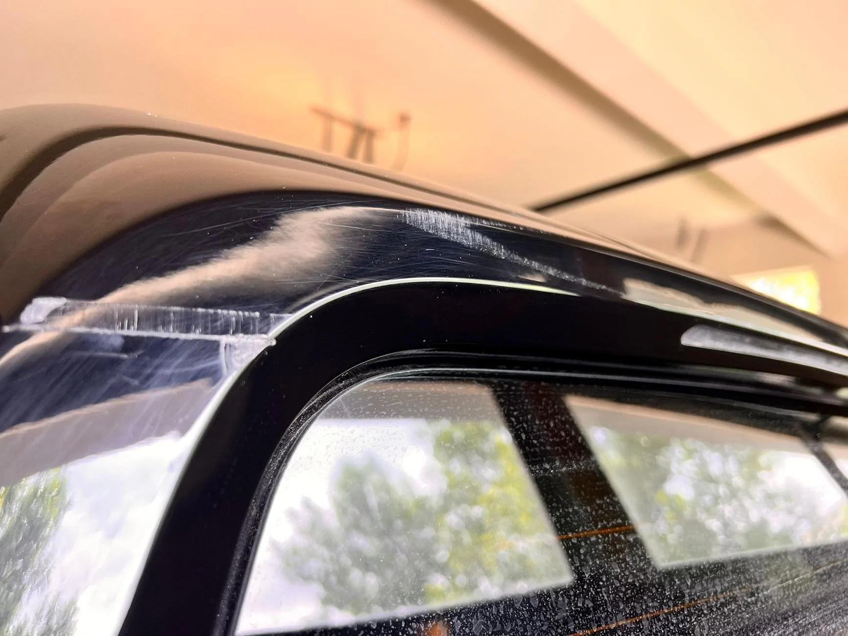 Rivian R1T R1S LF: Repair recommendations for R1S tailgate trim IMG-20250604-WA0014