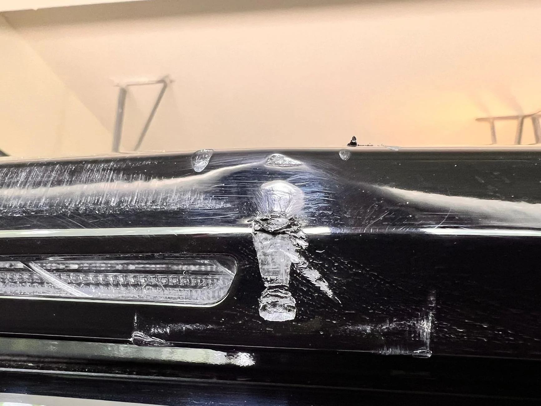 Rivian R1T R1S LF: Repair recommendations for R1S tailgate trim IMG-20250604-WA0010