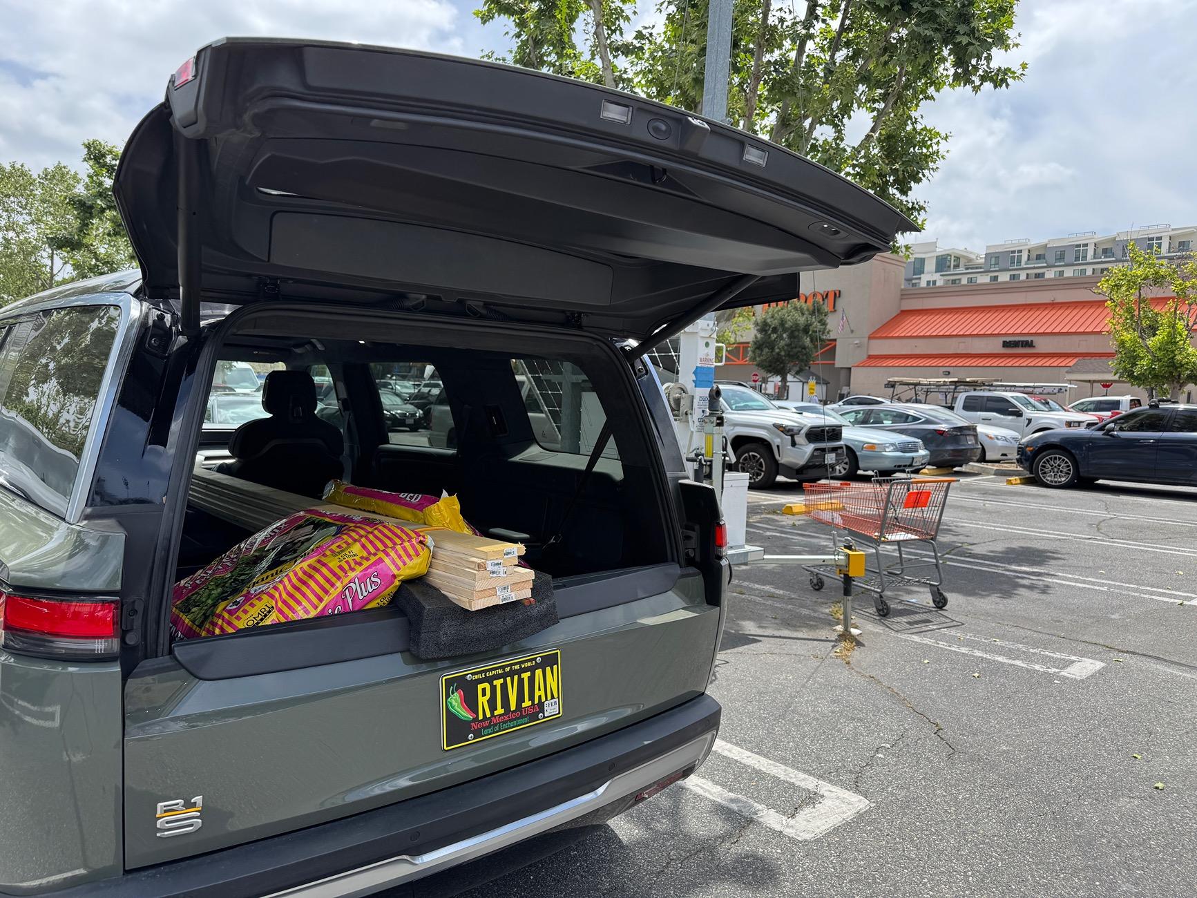 Rivian R1T R1S 8ft lumber fits in R1S IMG_8083.JPG