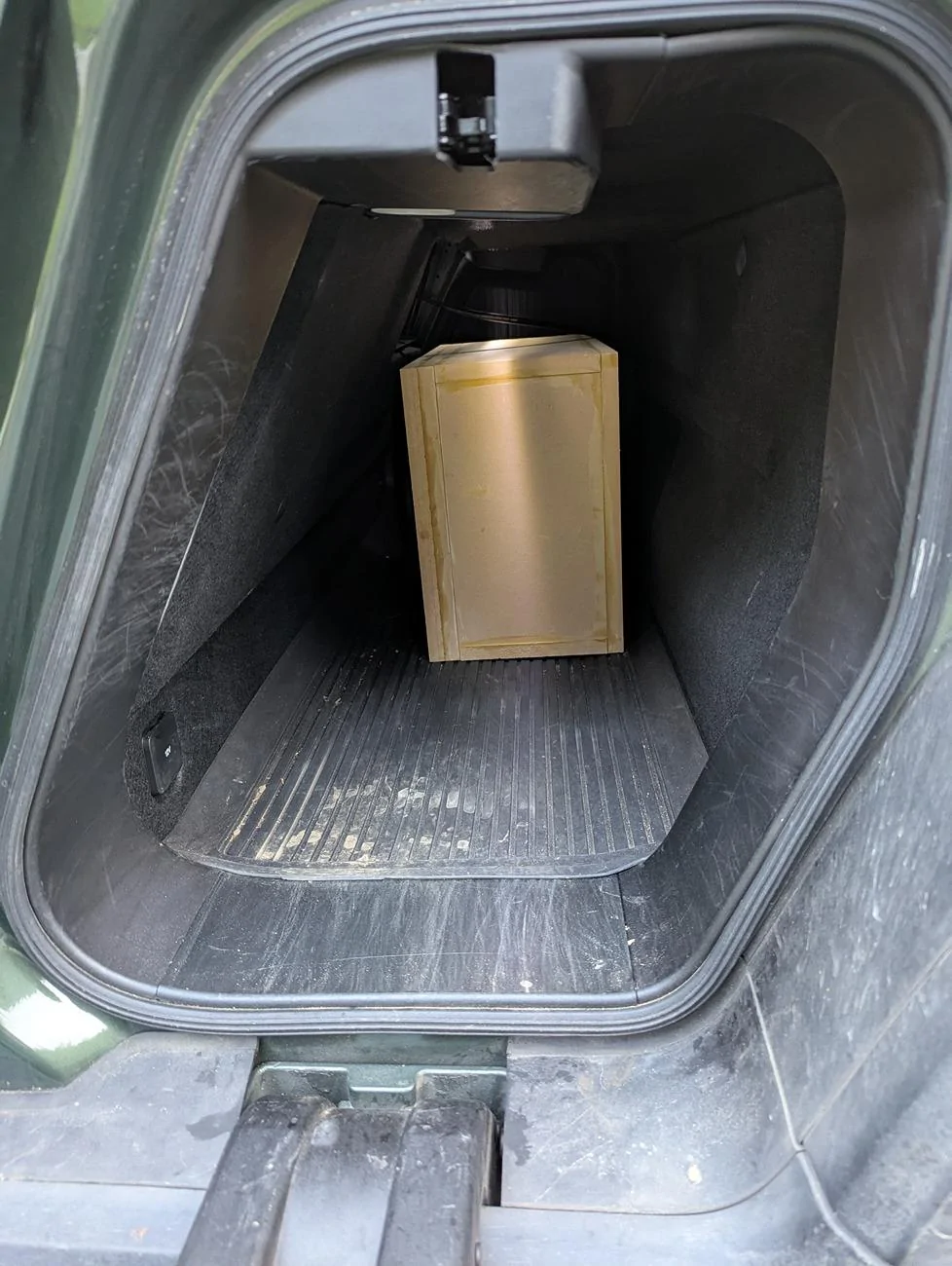 Rivian R1T R1S Gen 1 R1T aftermarket subwoofer box install in gear tunnel sub (4)