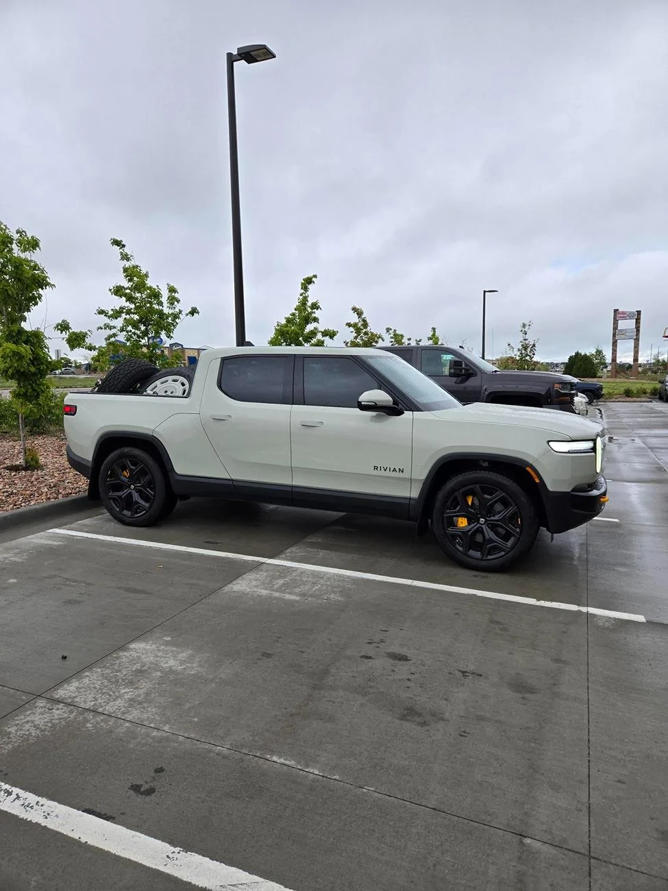 Rivian R1T R1S R1T California Dune - SOLD OUT Dune Sport Dark Wheels