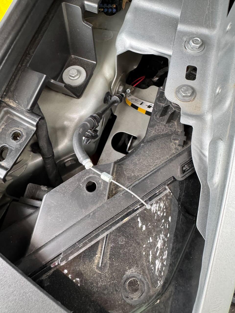 Rivian R1T R1S Close call with a stuck plug charger latch