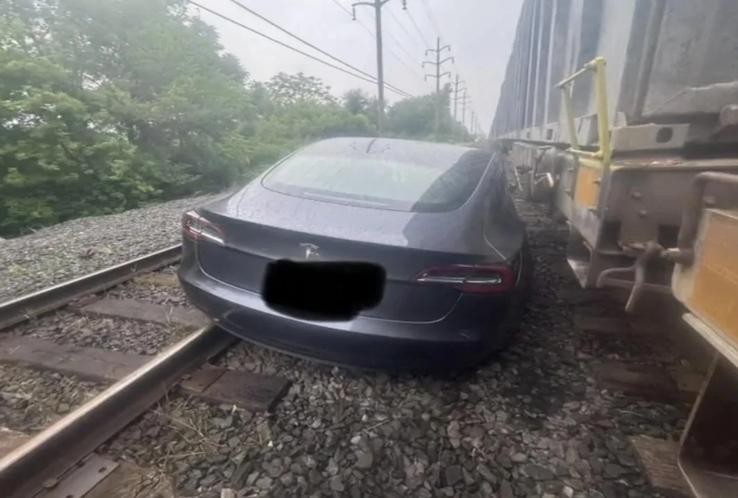 Rivian R1T R1S Tesla FSD drives down railroad tracks, gets hit by train F497B008-FA76-404F-A029-7A8AD3DC32E5