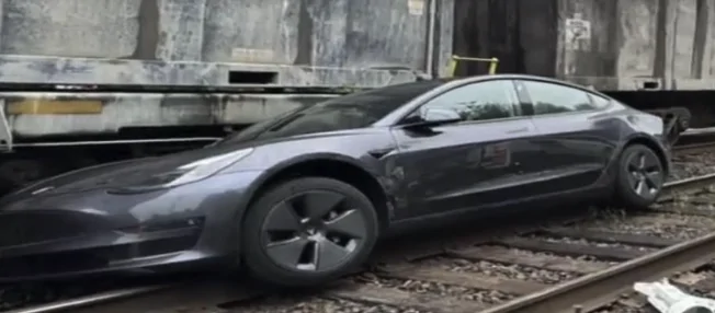Rivian R1T R1S Tesla FSD drives down railroad tracks, gets hit by train 1750113027836-vt