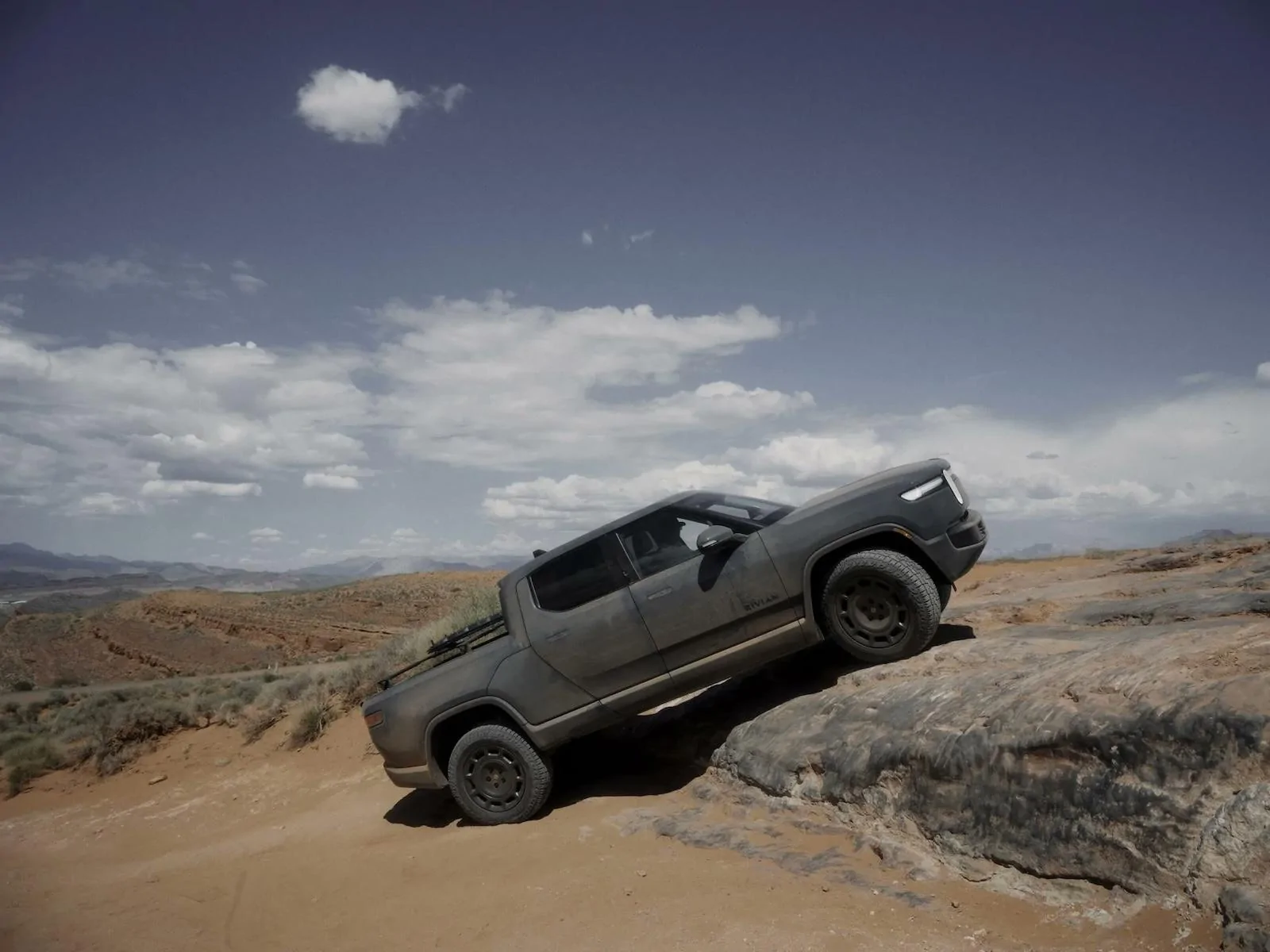 Rivian R1T R1S 2026 Quad-Motor R1S / R1T Officially Revealed (Specs & Price) GvV1G90WIAAlOkF
