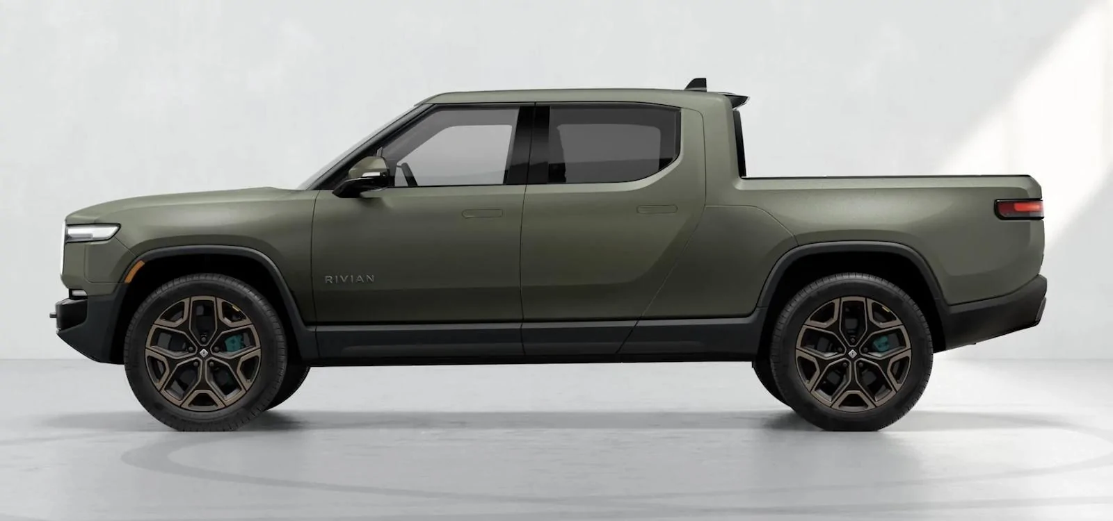 Rivian R1T R1S 2026 Quad-Motor R1S / R1T Officially Revealed (Specs & Price) GvV1UAxWkAAQREW