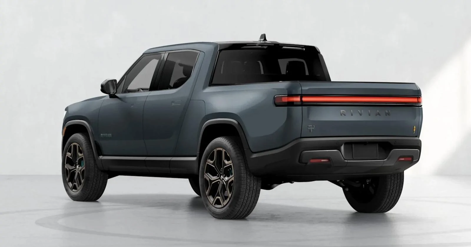 Rivian R1T R1S 2026 Quad-Motor R1S / R1T Officially Revealed (Specs & Price) GvV1DRuWoAAYlrQ