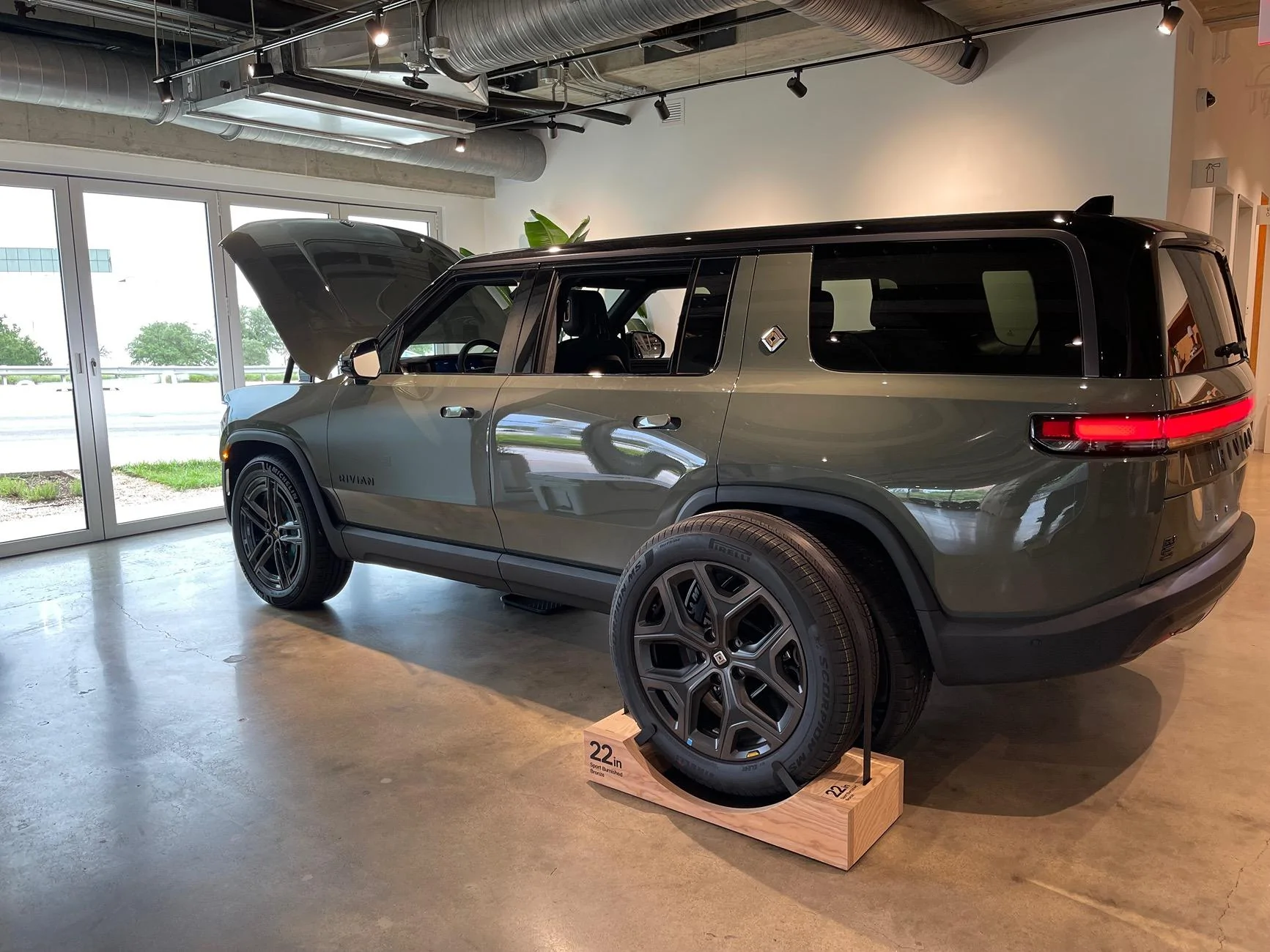 Rivian R1T R1S 2026 Quad Motor R1S - live up close photos & details IMG_9556
