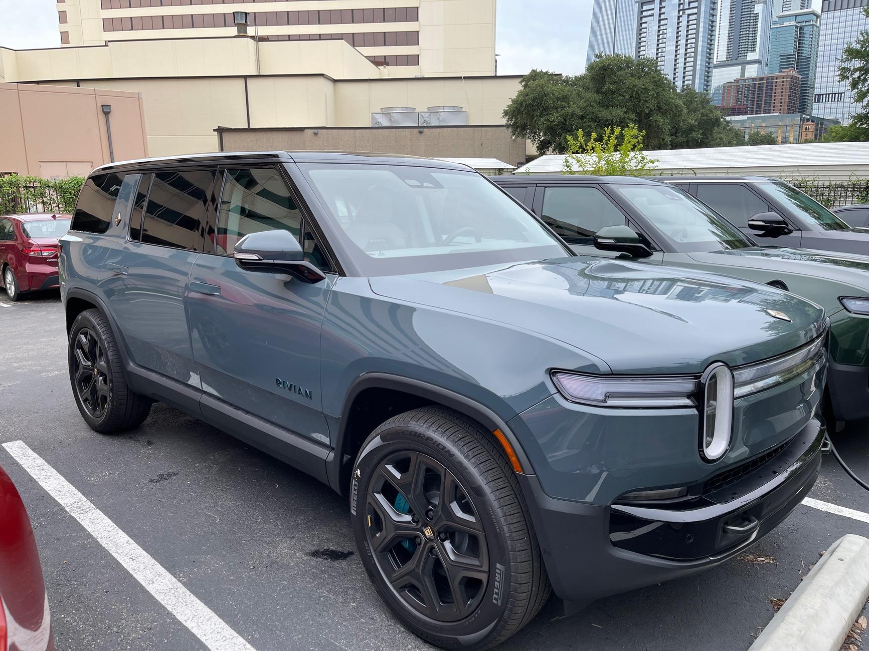 Rivian R1T R1S 2026 Quad Motor R1S - live up close photos & details IMG_9574