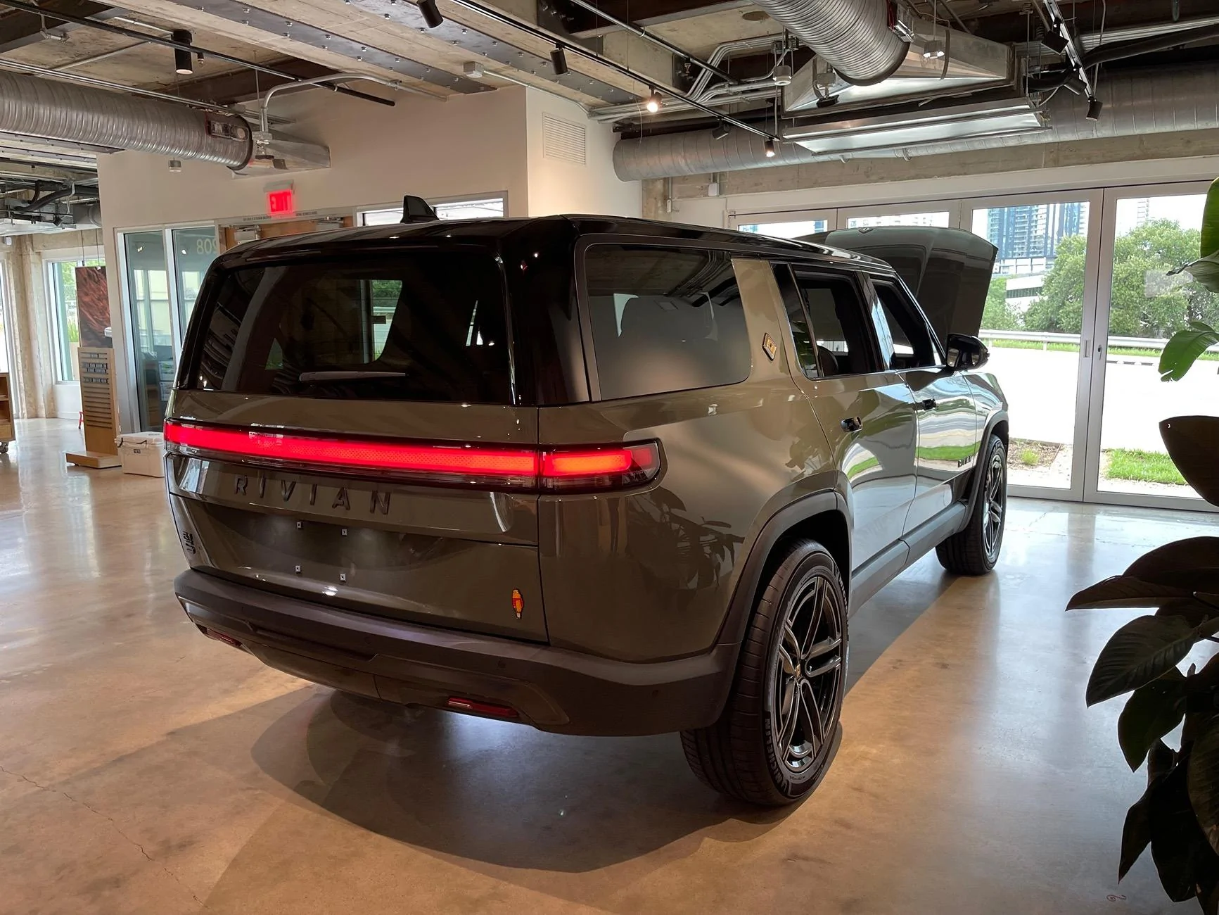 Rivian R1T R1S 2026 Quad Motor R1S - live up close photos & details IMG_9553