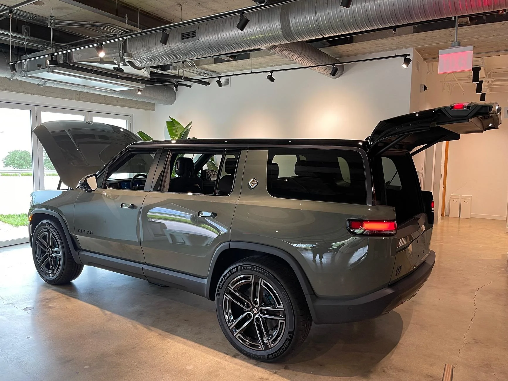 Rivian R1T R1S 2026 Quad Motor R1S - live up close photos & details IMG_9563