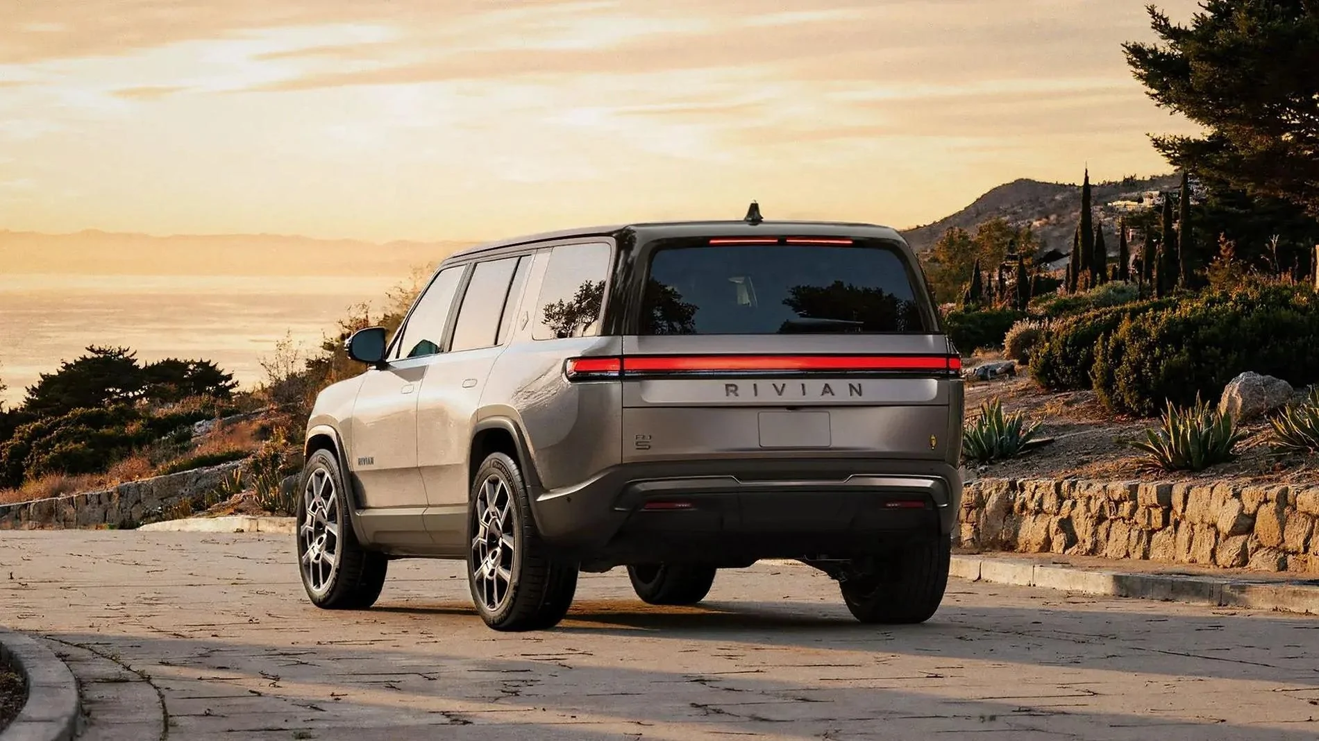 Rivian R1T R1S Pebble Beach Edition 2026 Rivian R1S Quad to be auctioned at Pebble Beach Car Week Gv2gnj_XMAErSFC