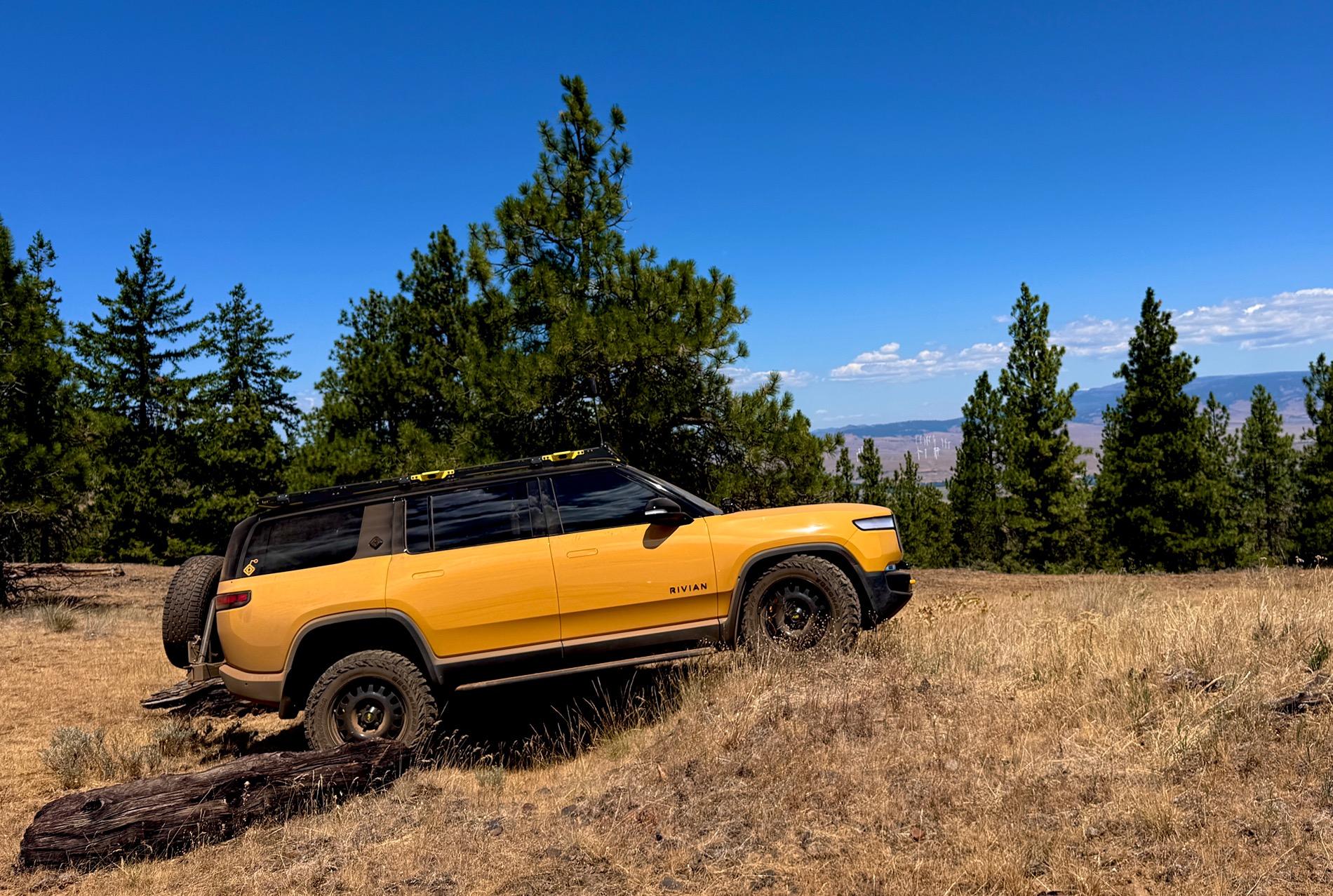 Rivian R1T R1S ? COMPASS YELLOW R1S  Photos IMG_6952