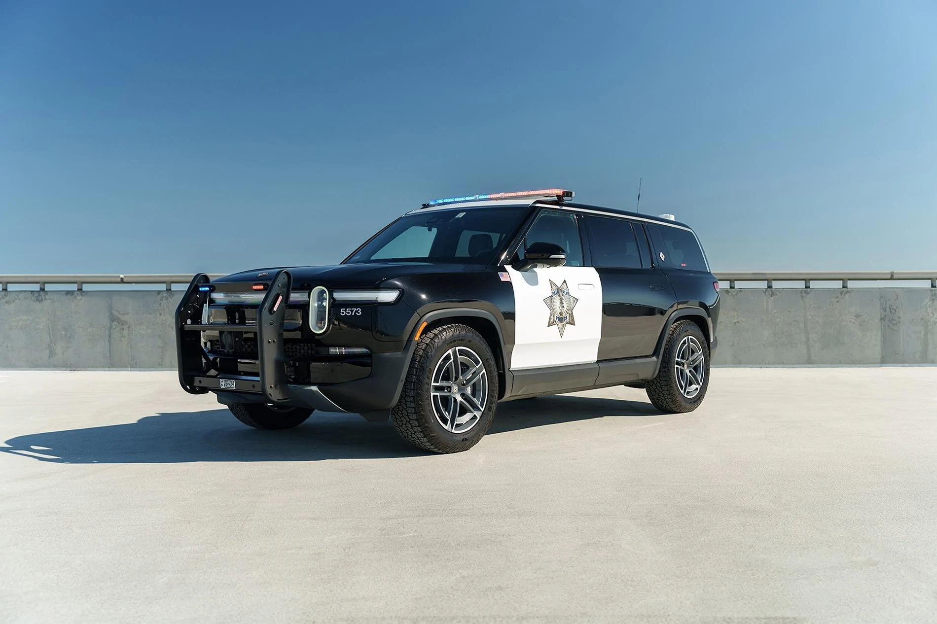 Rivian R1T R1S 🚨🚔 Palo Alto Police Department gets Rivian R1S built by EV Sportline's upfitting division - Patrol EV palo-alto-police-department-rivian-r1s-midnight-patrol-ev-1920-1