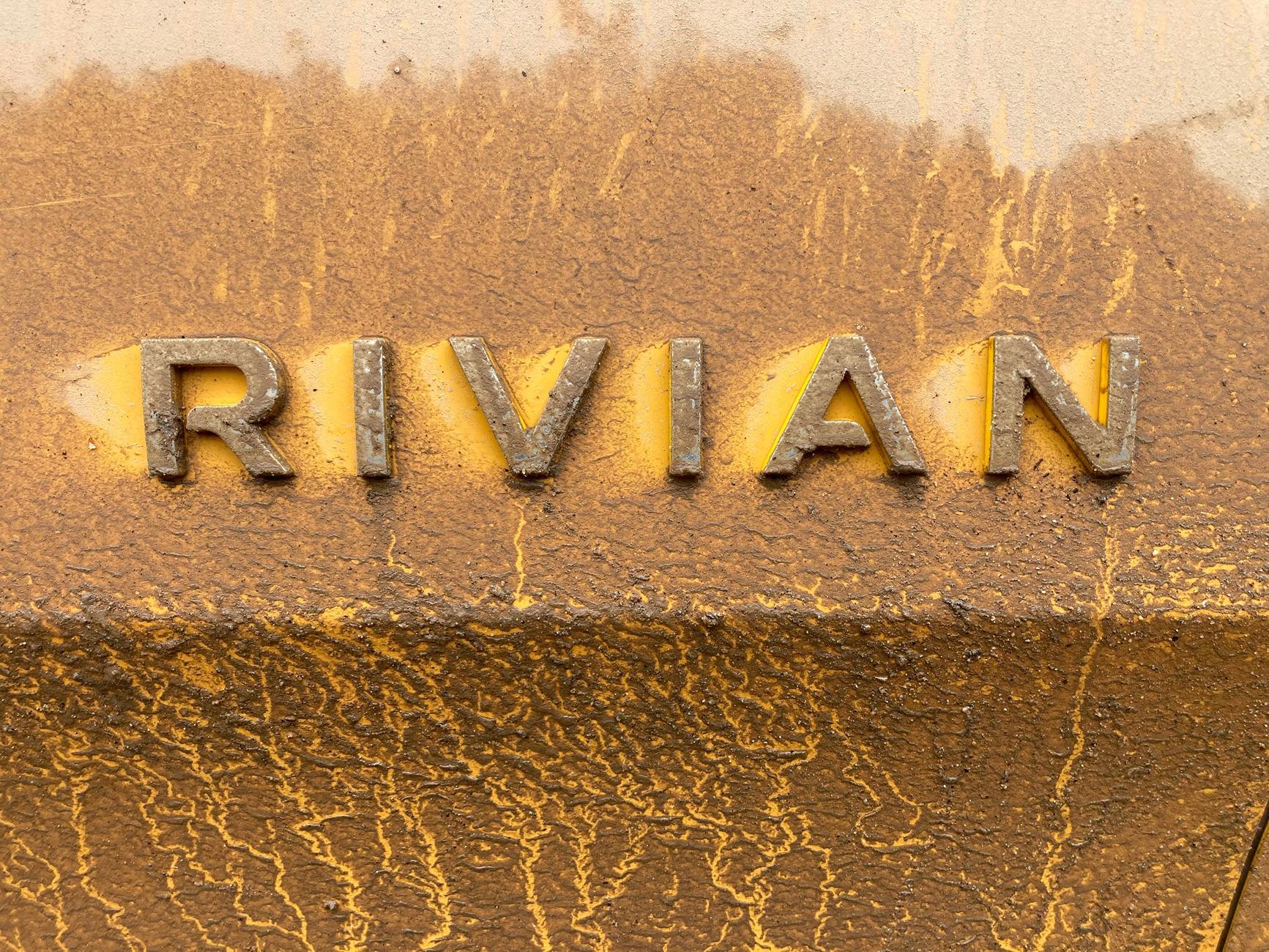 Rivian R1T R1S ? COMPASS YELLOW R1S  Photos logo