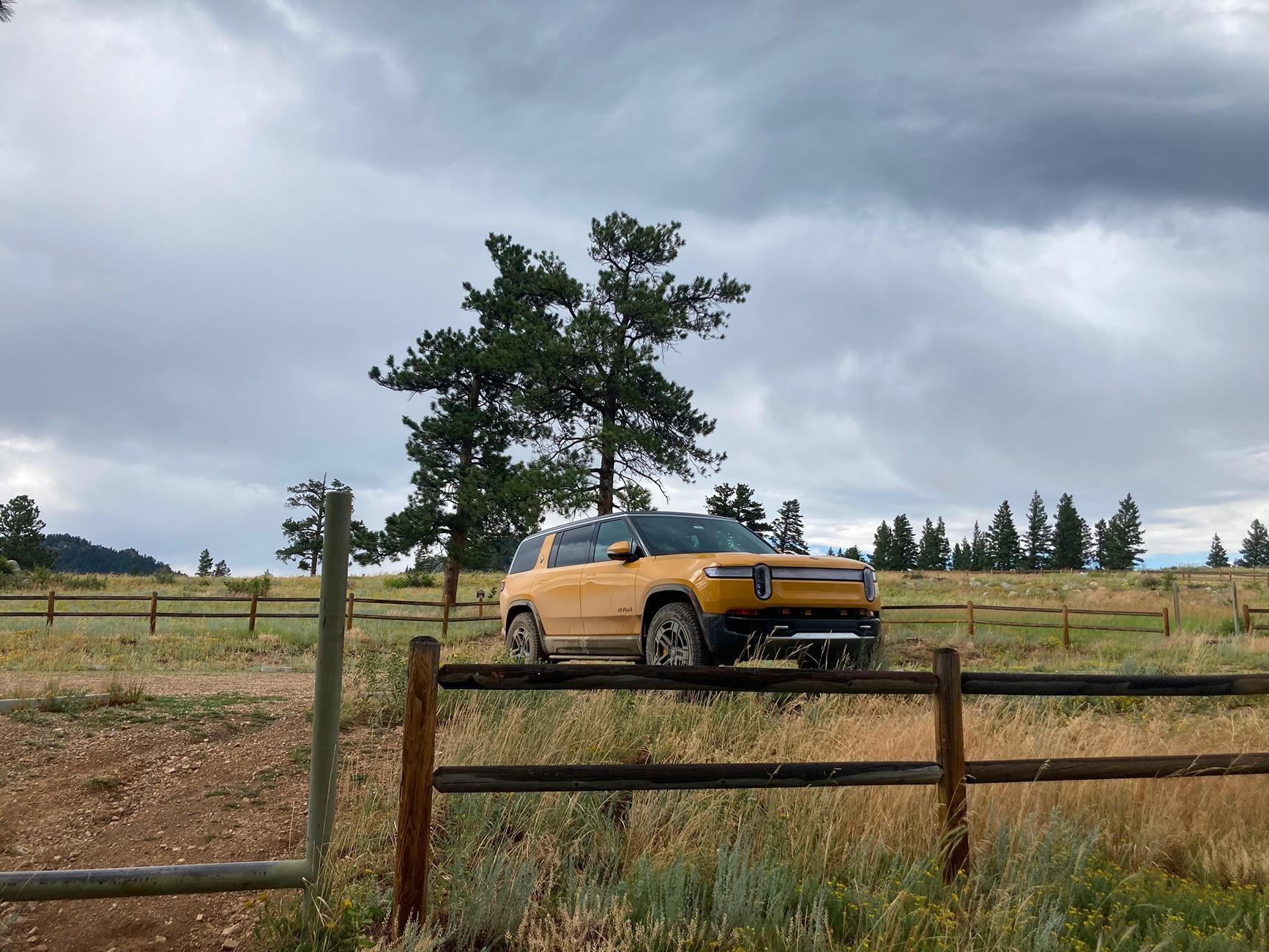 Rivian R1T R1S ? COMPASS YELLOW R1S  Photos car