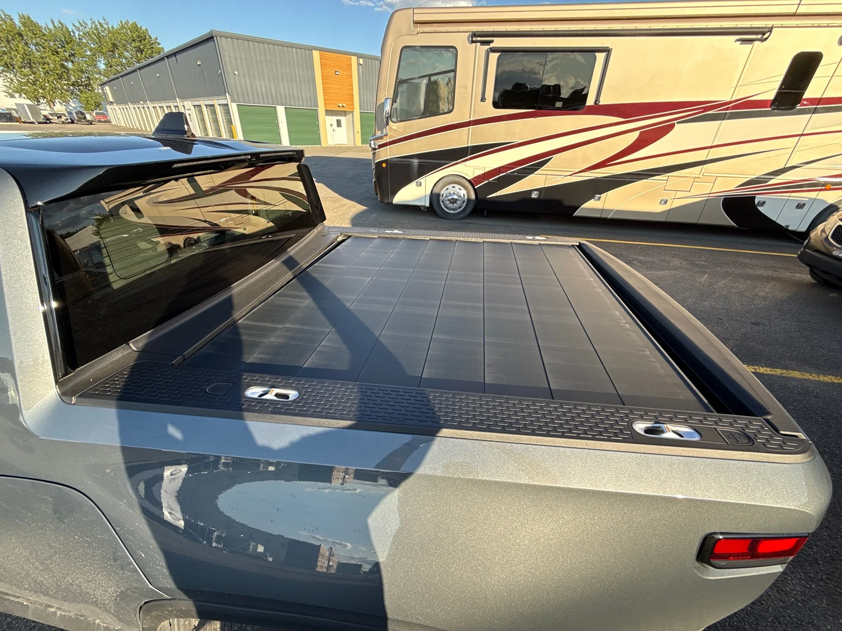 Rivian R1T R1S Stuck tonneau imag