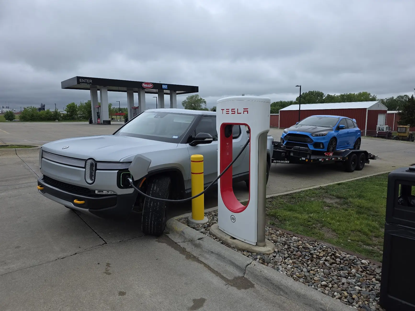 Rivian R1T R1S Who says you’ve gotta unhitch to charge? 1754327573020-5u