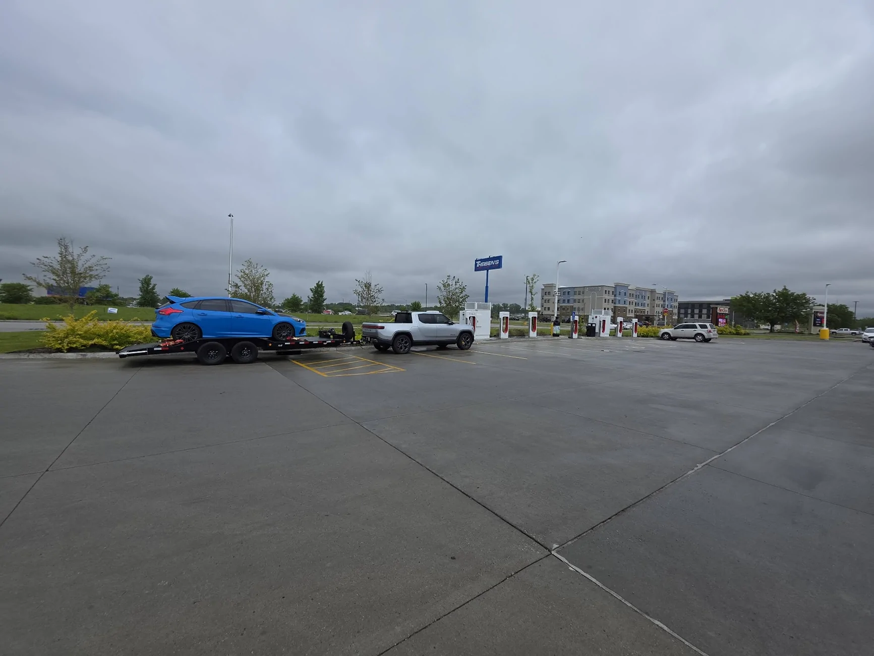 Rivian R1T R1S Who says you’ve gotta unhitch to charge? 1754327594458-z9
