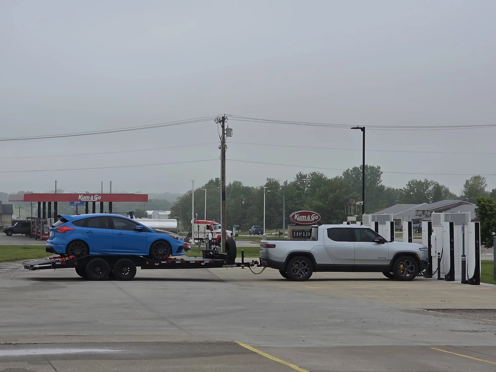 Rivian R1T R1S Who says you’ve gotta unhitch to charge? 1754327611062-0j